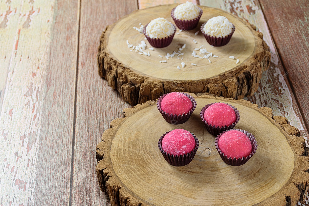 Brigadeiros de Morango em pratos de tronco de árvore