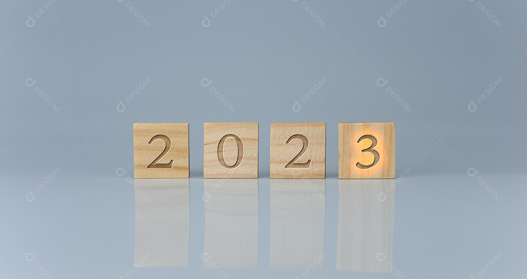 Blocos de madeira alinhados com as letras 2023. Representa o estabelecimento de metas para 2023, o conceito de um começo.