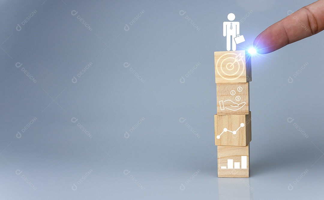 Mão apontando para um bloco de cubo de madeira com o ícone de alvo. Conceito de estratégia de negócios e plano de ação objetivo.