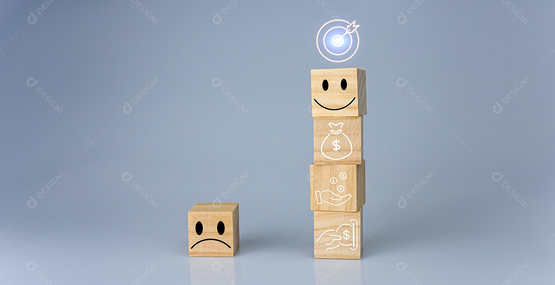 Empilhamento de bloco de cubo de madeira com ícone. Conceito de estratégia de negócios e plano de ação de meta.