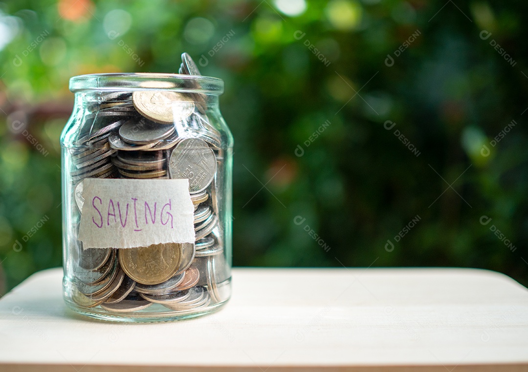 Garrafa de cofrinho com sinal de poupança no fundo bokeh natural.