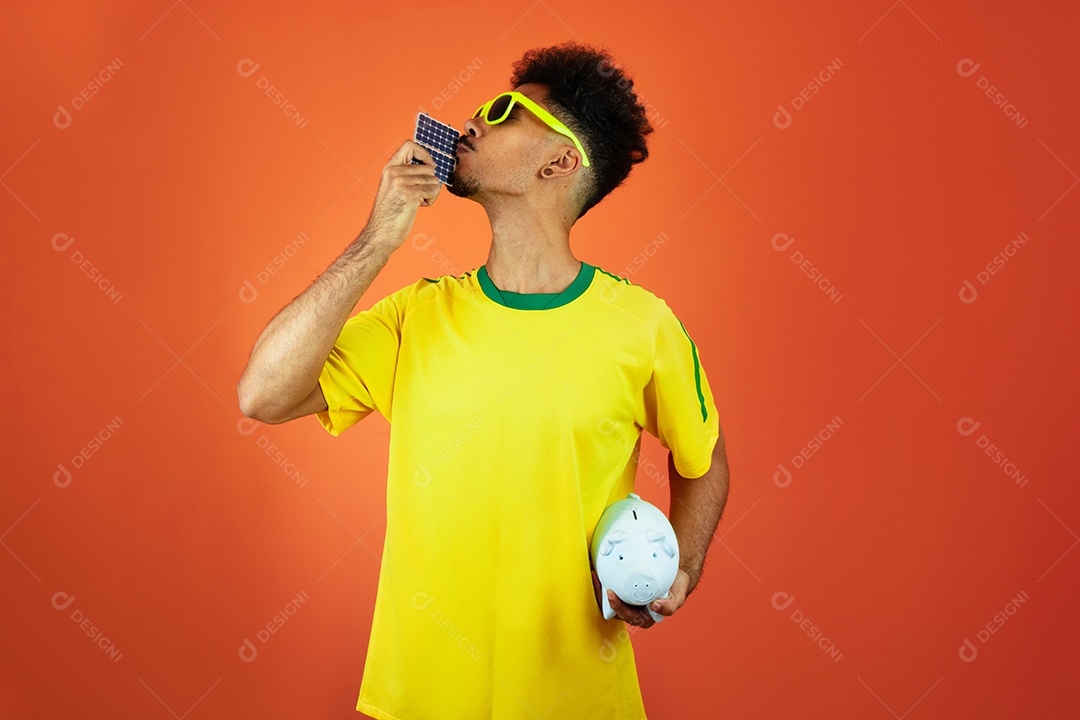 Fã de futebol negro. Homem de camisa amarela isola