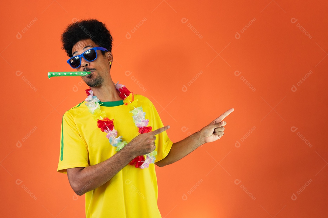 Fã de futebol negro. Homem de camisa amarela isola