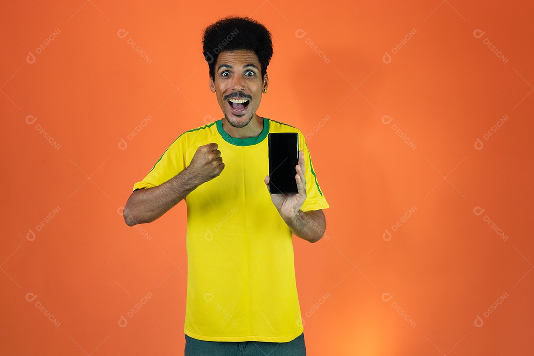 Fã de futebol negro. Homem de camisa amarela isola