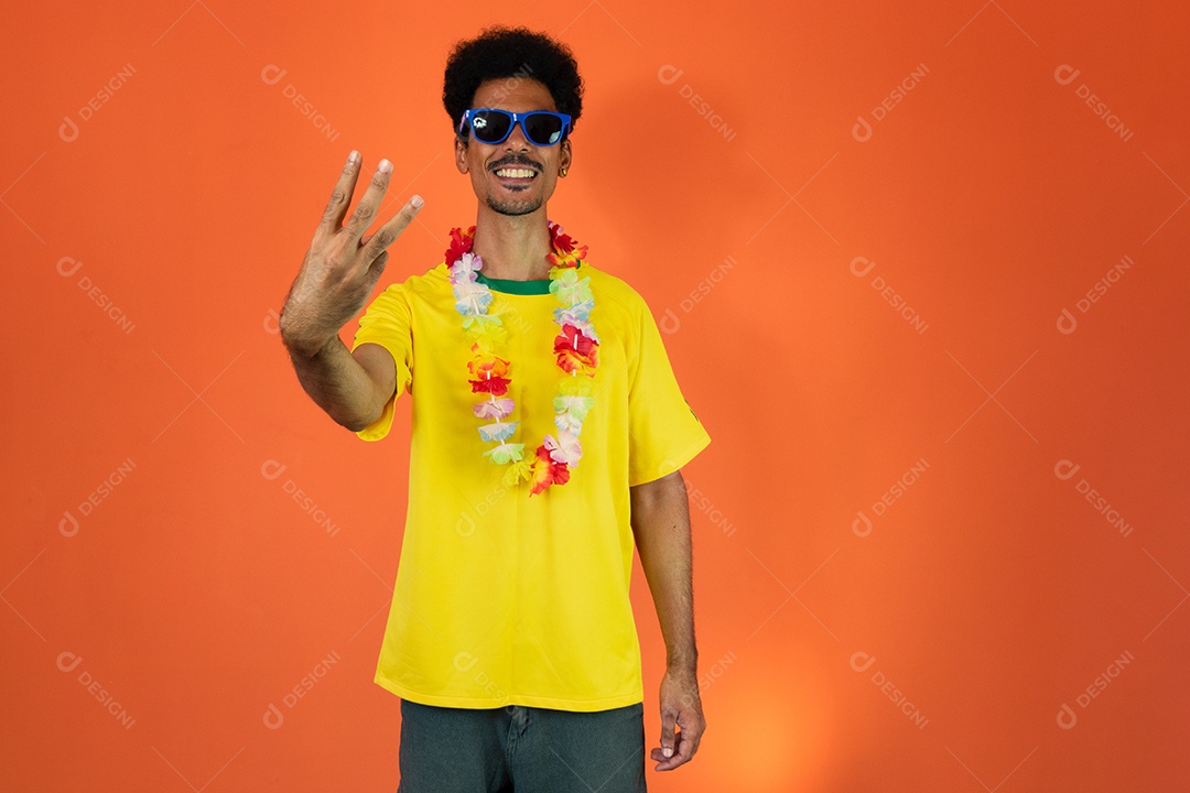 Fã de futebol negro. Homem de camisa amarela isola