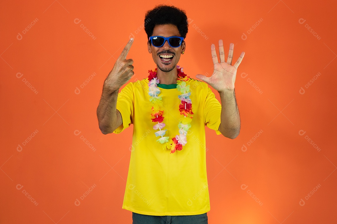 Fã de futebol negro. Homem de camisa amarela isola