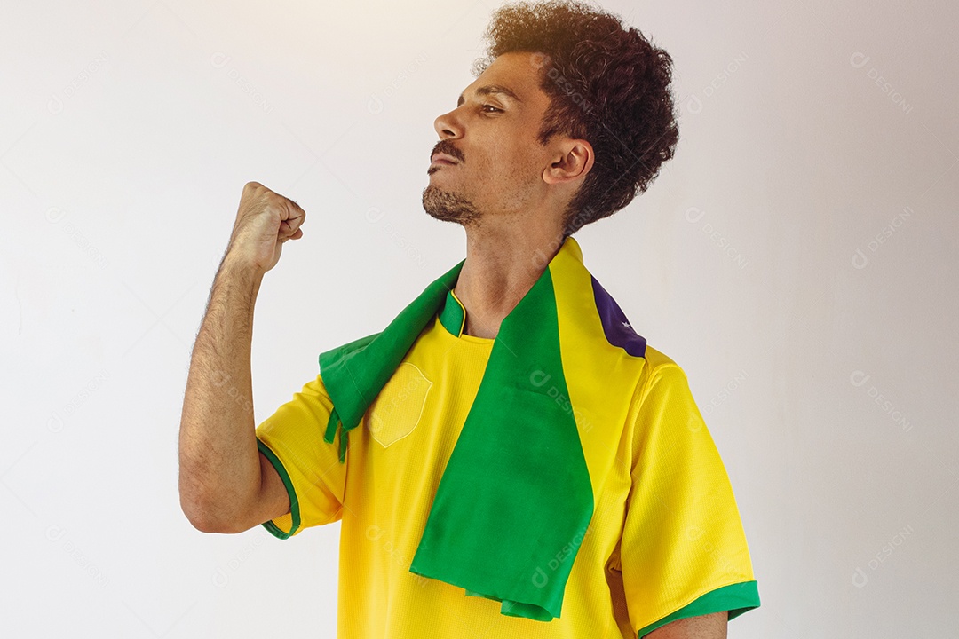 Fã de homem negro brasileiro com camisa de time de futebol isolado no branco. Fã do esporte com bandeira comemorando a Copa.