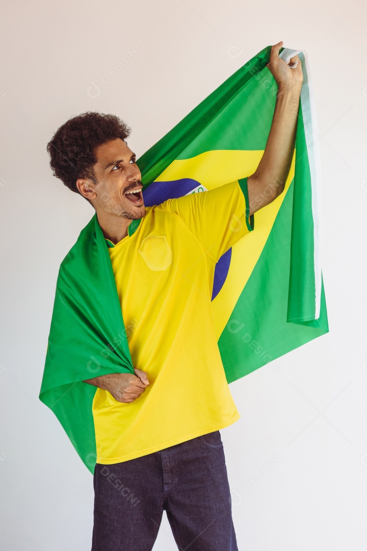 Pessoa segurando a bandeira do Brasil