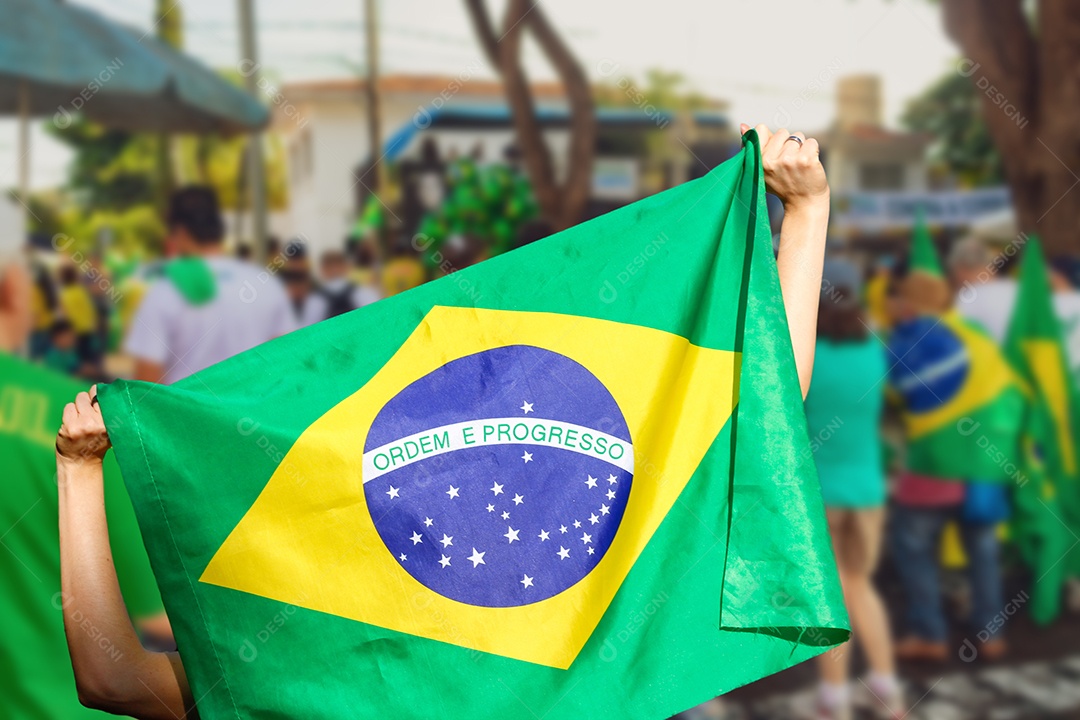 Pessoa segurando a bandeira do Brasil