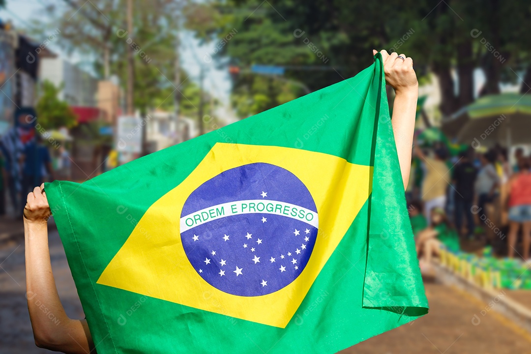 Dia da Independência do Brasil - pessoa segurando a bandeira do Brasil