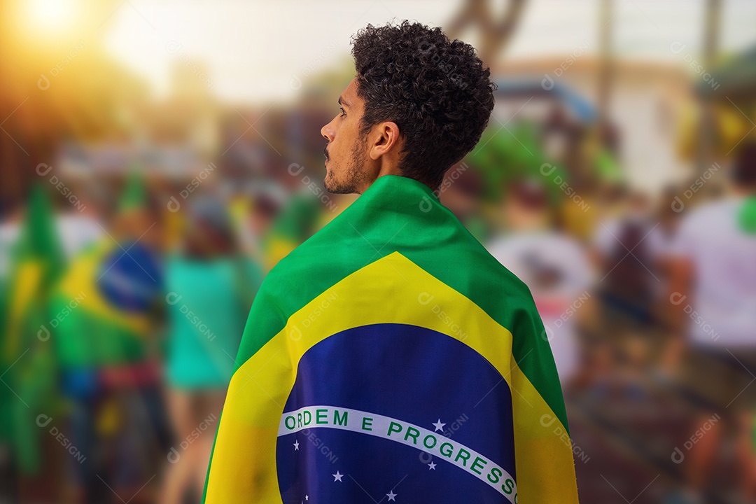 Dia da Independência do Brasil - Bonito jovem negro segurando a bandeira