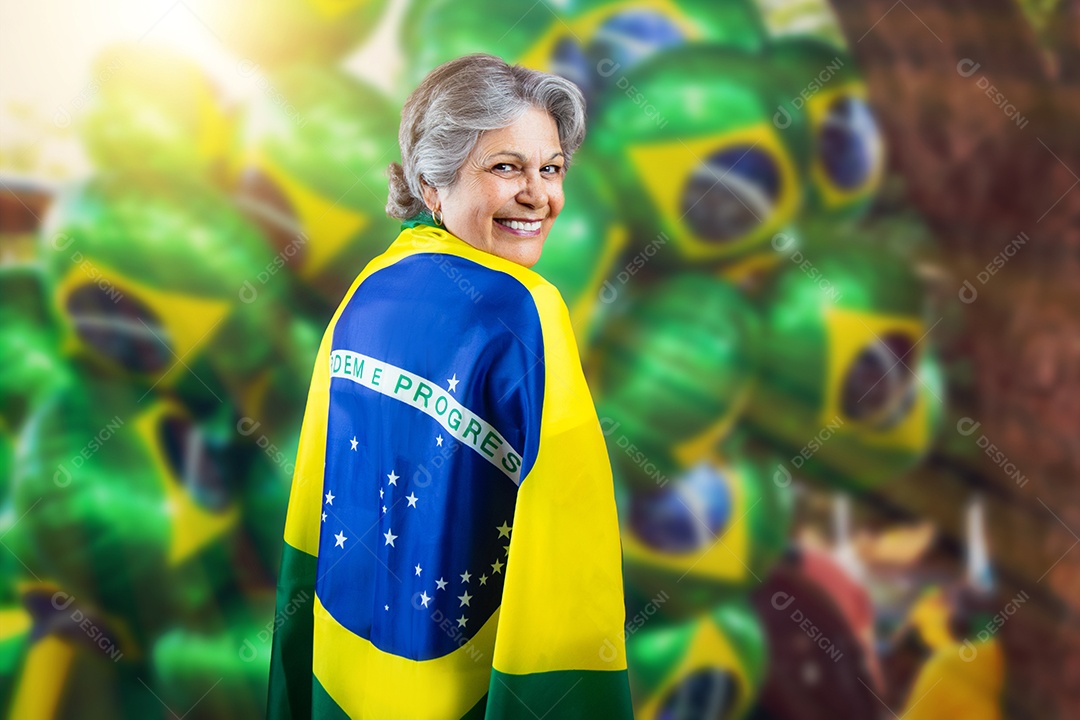 Dia da Independência do Brasil - mulher madura com cabelos grisalhos segurando