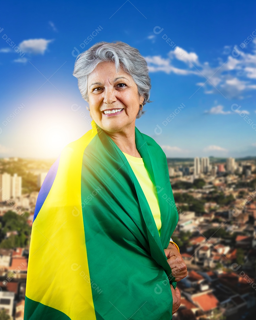 Dia da Independência do Brasil - mulher madura com cabelos grisalhos segurando