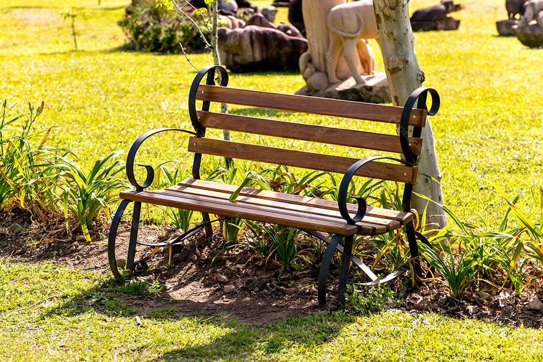 Banco de madeira e ferro no jardim, banco de jardim