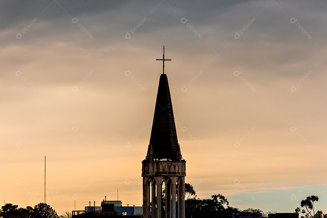 Topo da igreja católica no final da tarde
