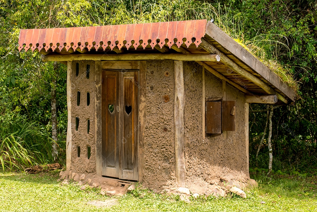 Casa de barro no meio da floresta, casa rústica infantil