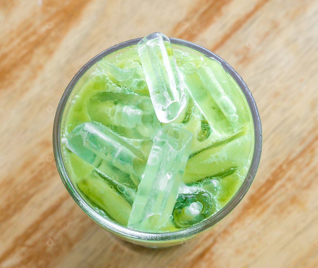 Matcha latte gelado ou chá verde com leite condensado
