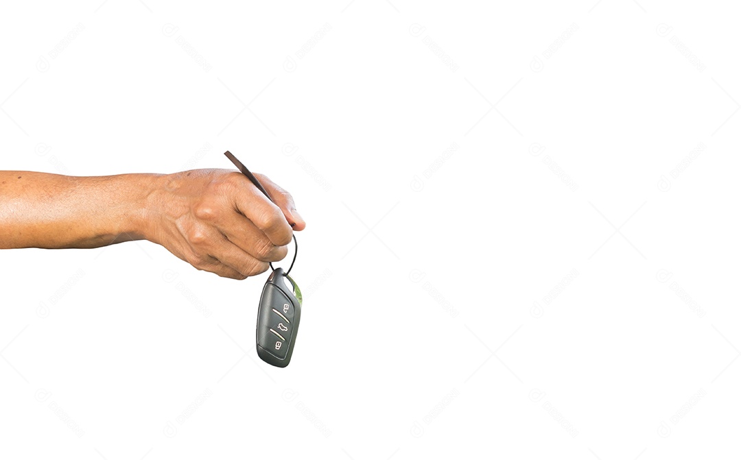 Mão do vendedor ou revendedor de carros entregando a chave digital do carro ao cliente