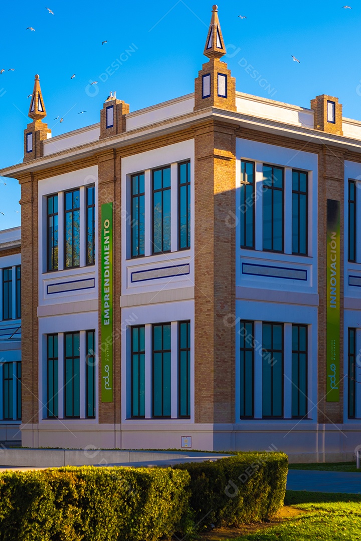 Vista do edifício ESESA IMF School em Málaga.