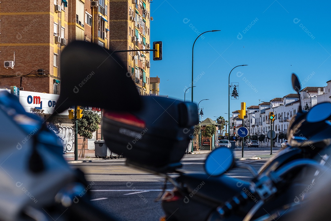 Vista de motos vintage estacionadas nas ruas de Málaga