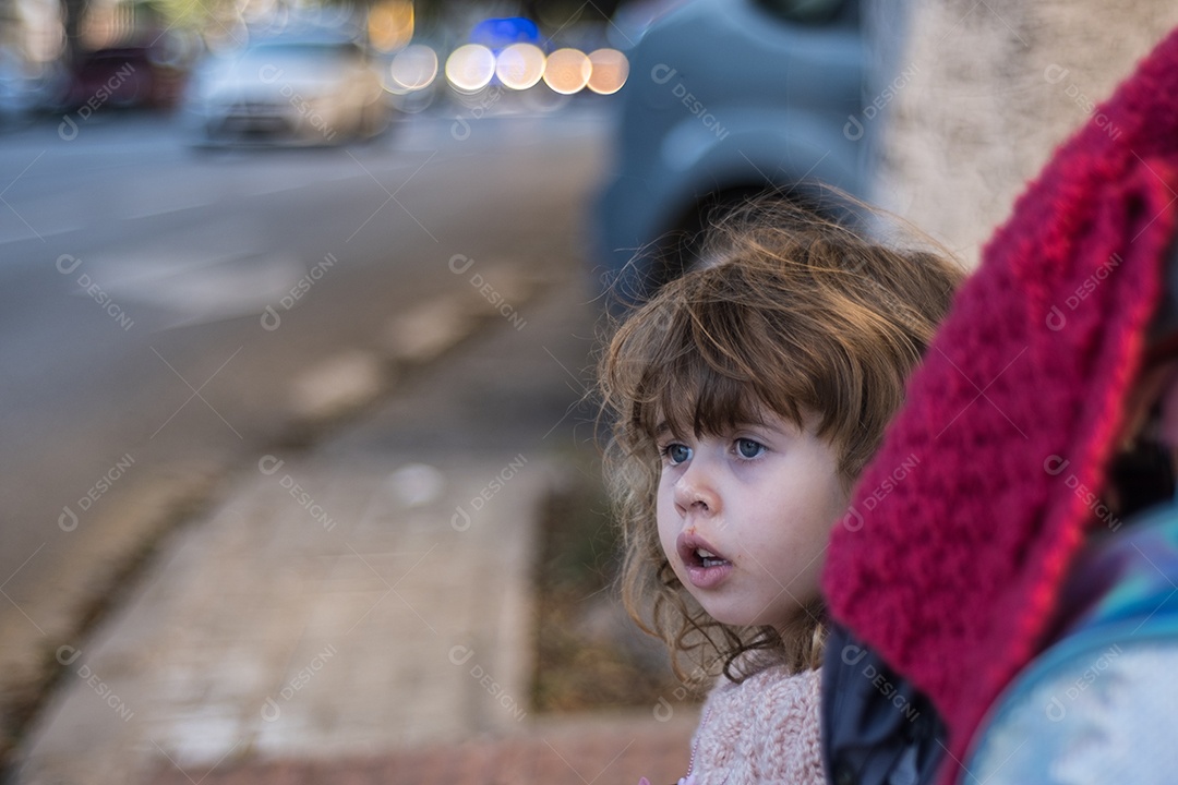 Retrato de menina loira bonitinha na cidade
