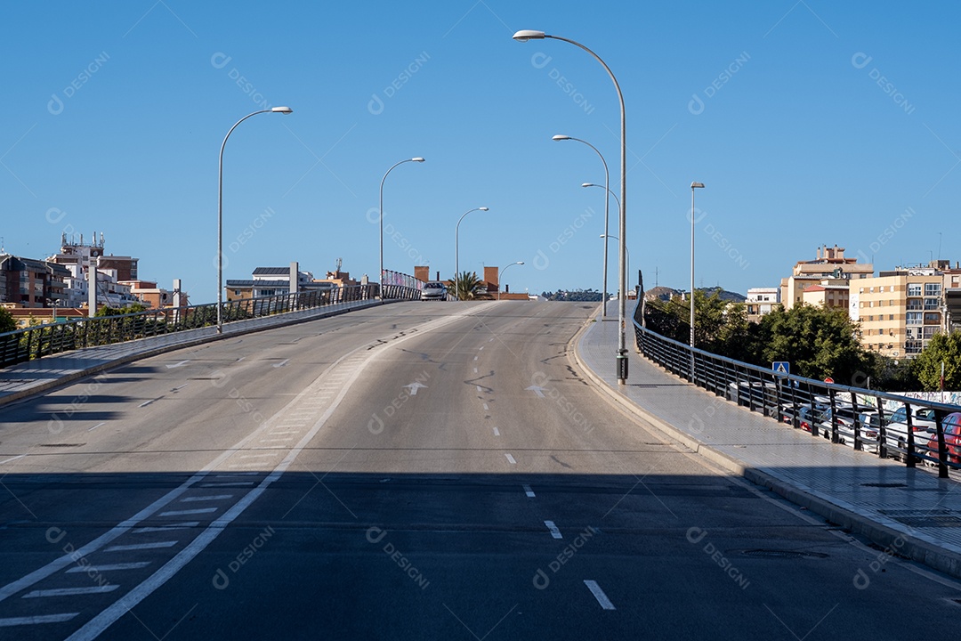 Bela vista de árvores pelas ruas de Málaga.