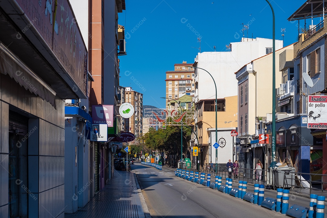 Bela vista de árvores pelas ruas de Málaga.