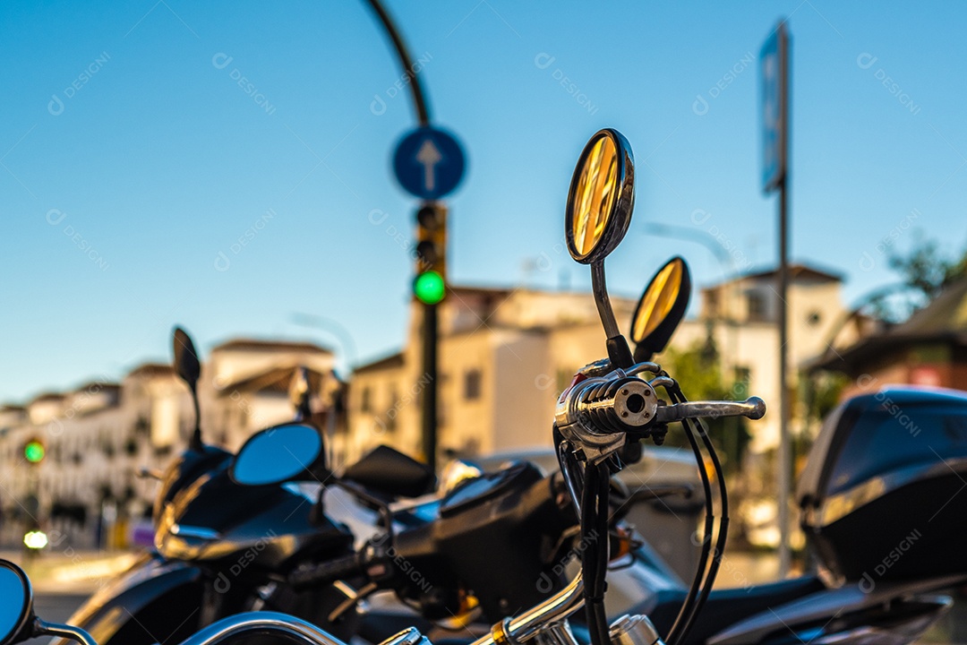 Vista de motos vintage estacionadas nas ruas de Málaga