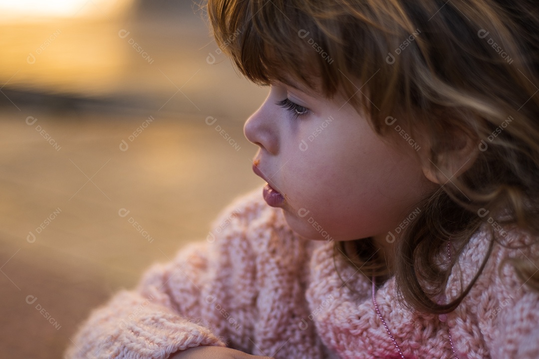Retrato de menina loira bonitinha na cidade