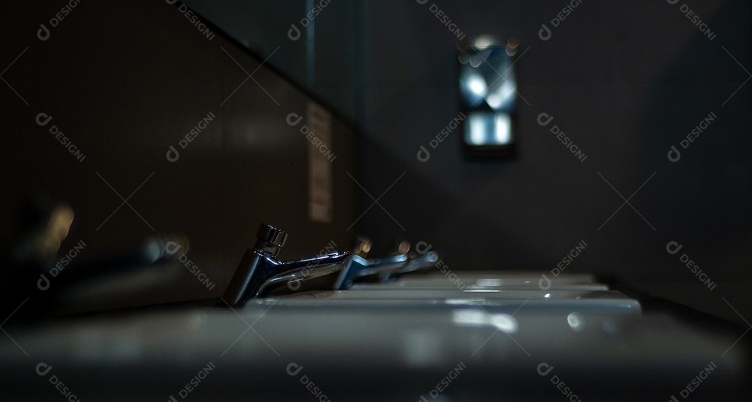 Visão artística da pia do banheiro público.