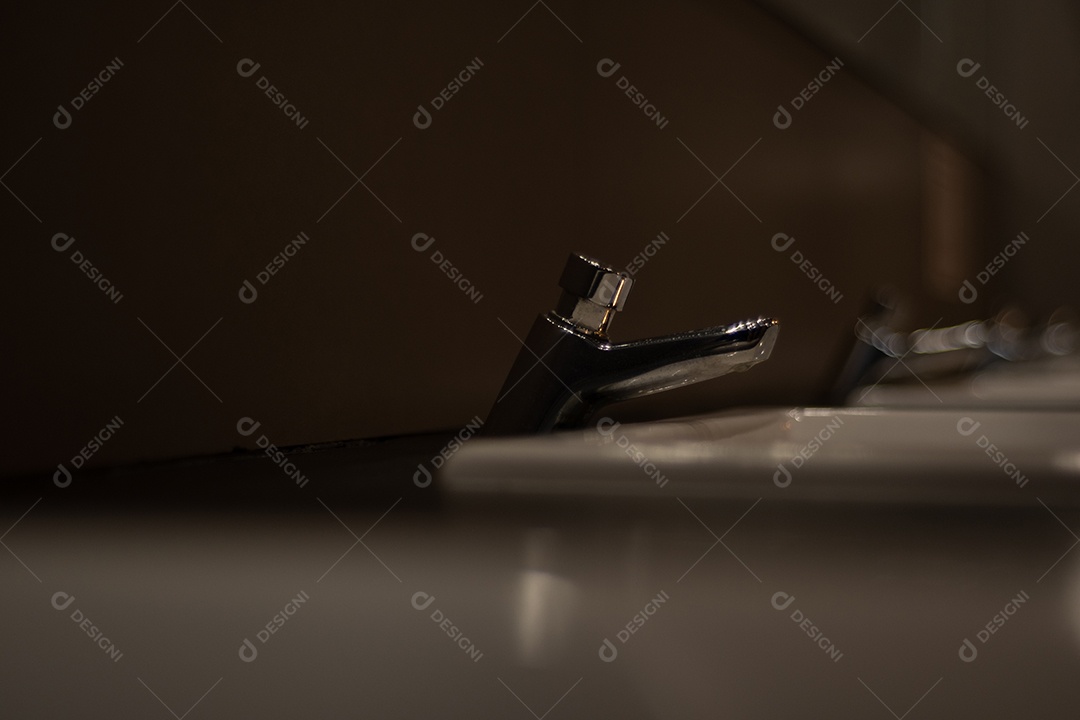 Visão artística da pia do banheiro público.