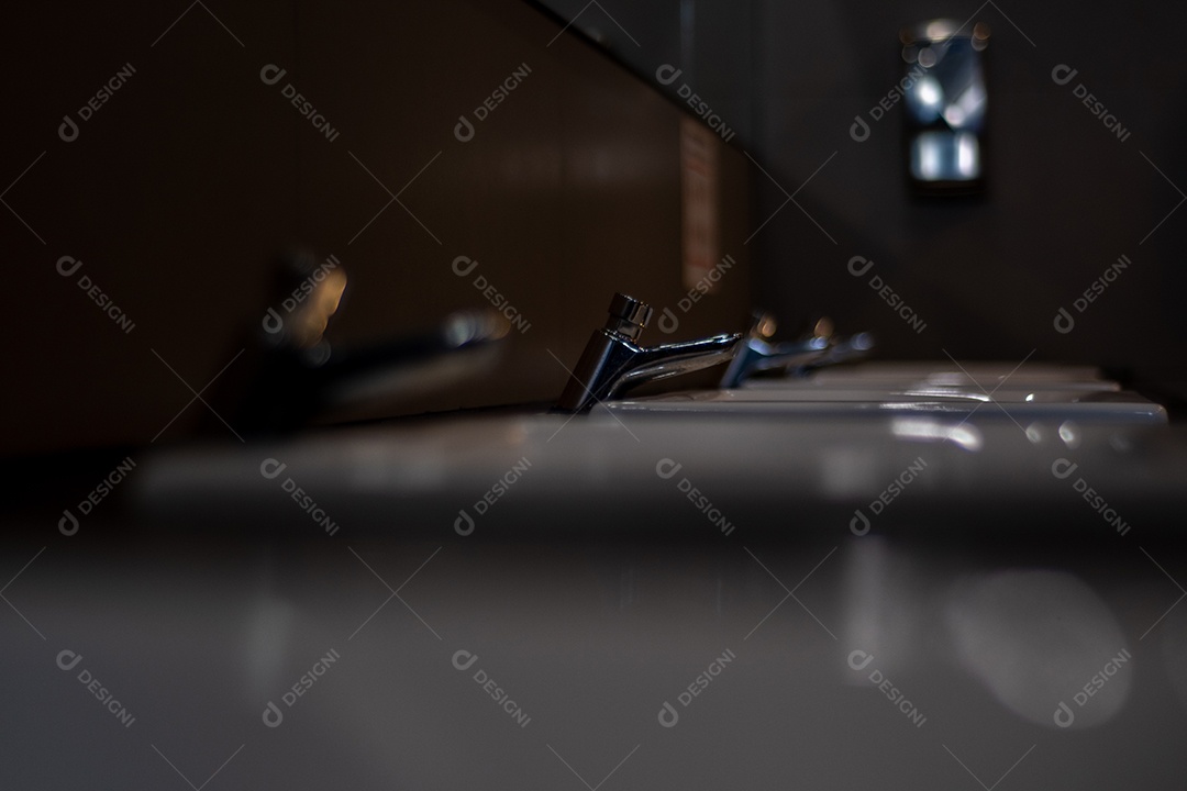 Visão artística da pia do banheiro público.