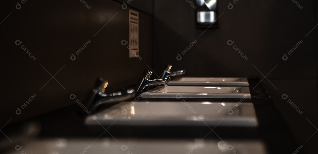 Visão artística da pia do banheiro público.