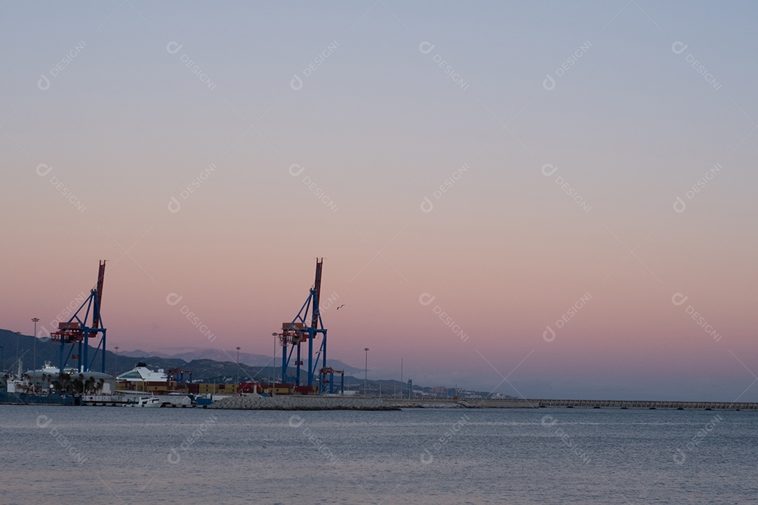 Bela vista do porto de Málaga ao entardecer.