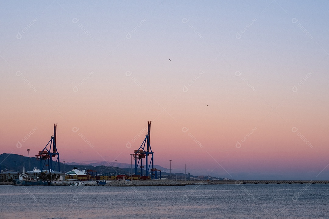 Bela vista do porto de Málaga ao entardecer.