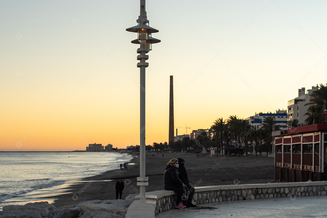 Vista da praia de Málaga ao entardecer.