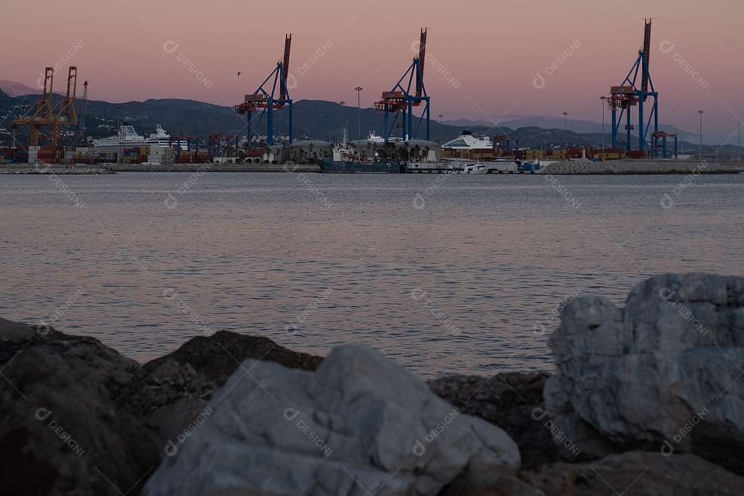 Bela vista do porto de Málaga ao entardecer.