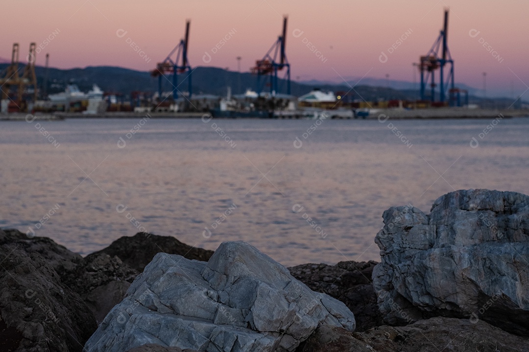 Bela vista do porto de Málaga ao entardecer.