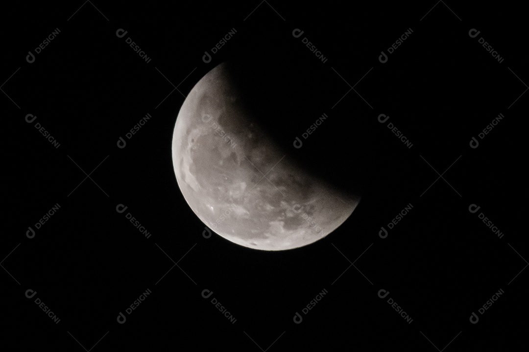 lua no fundo escuro da noite escura