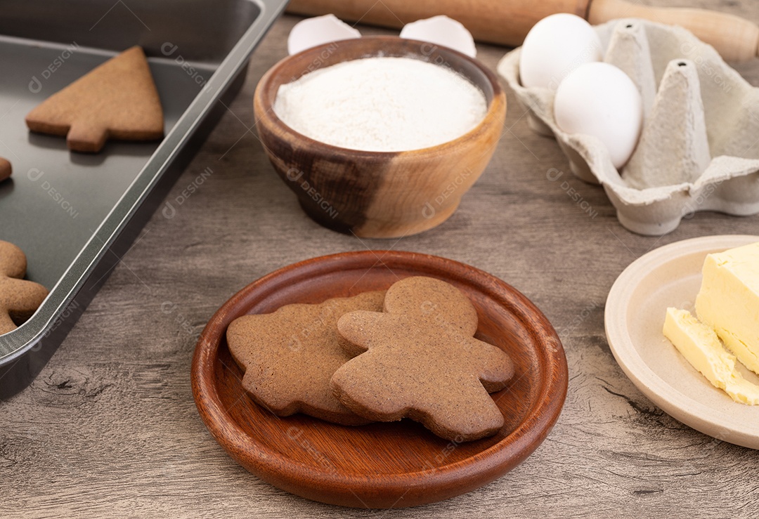 Biscoitos de gengibre de natal tradicionais sobre uma mesa de madeira.