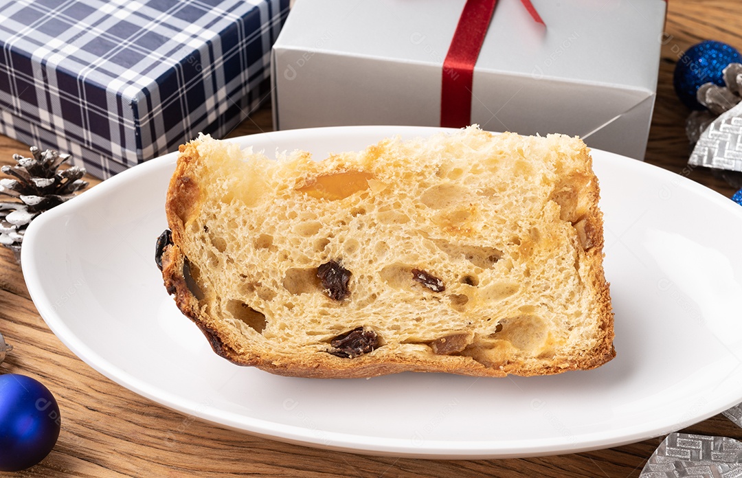 Tradicional italiano panetone de bolo de frutas de natal com fatia8