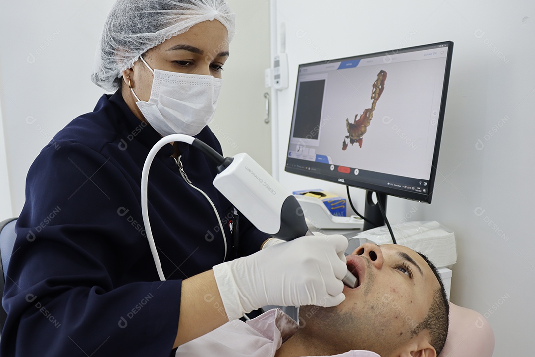 Clinica de Odontologia, dentista fazendo manutenção dos dentes