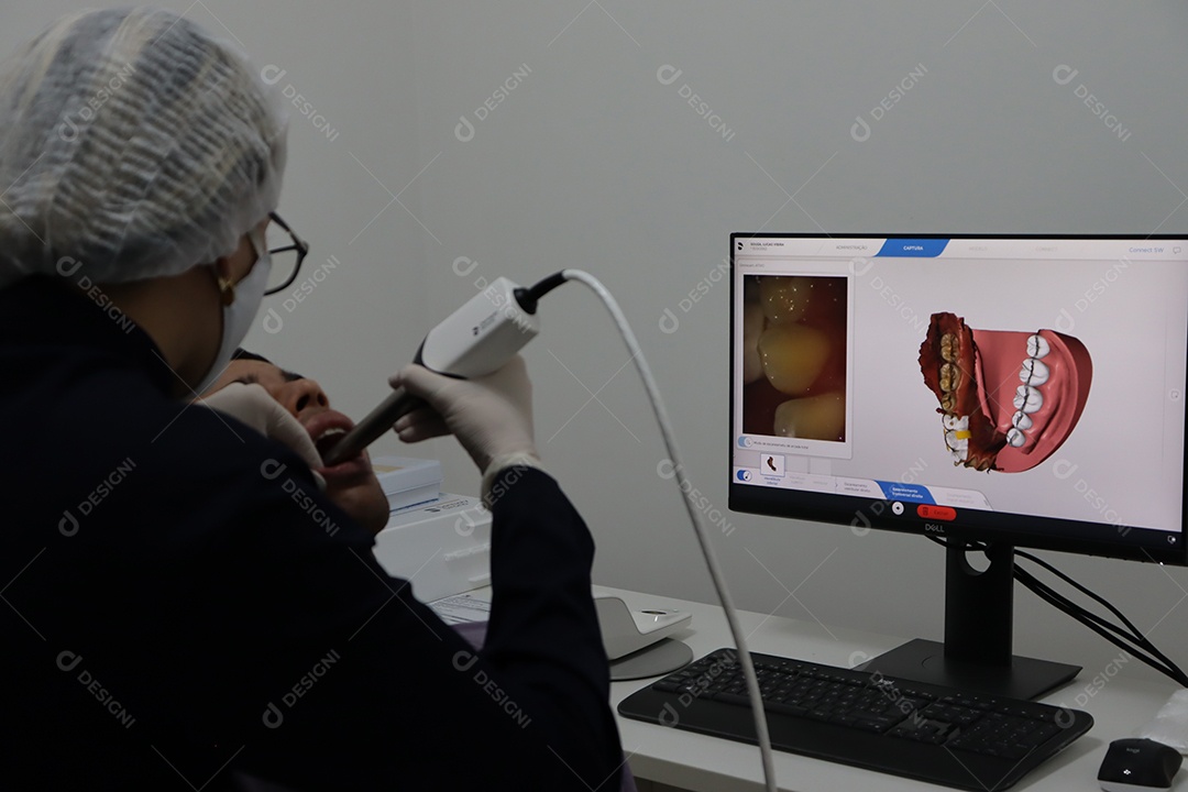 Clinica de Odontologia, dentista fazendo manutenção dos dentes