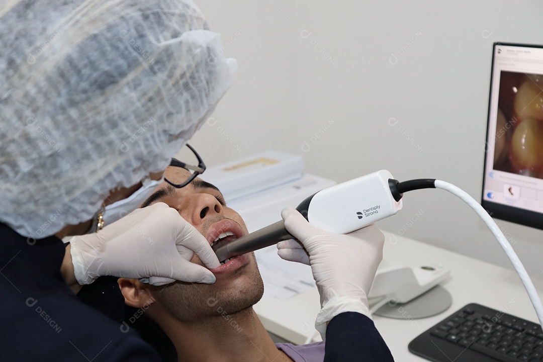 Clinica de Odontologia, dentista fazendo manutenção dos dentes