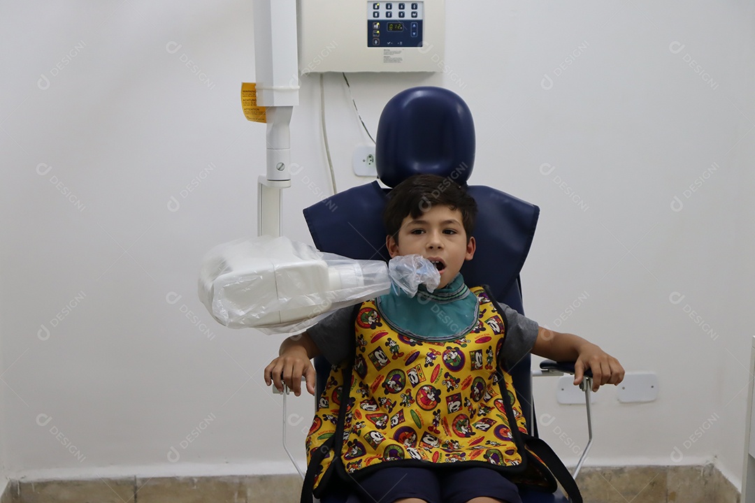 Clinica de Odontologia, criança tirando raio-X dos dentes