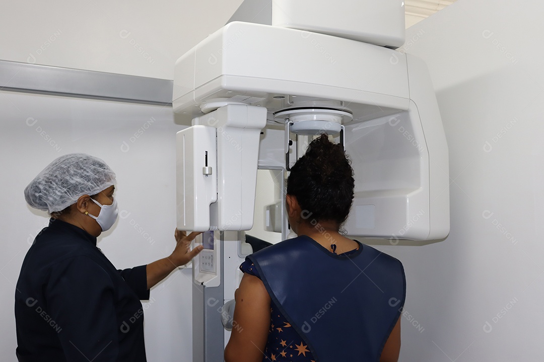 Clinica de Odontologia, mulher tirando raio-X dos dentes