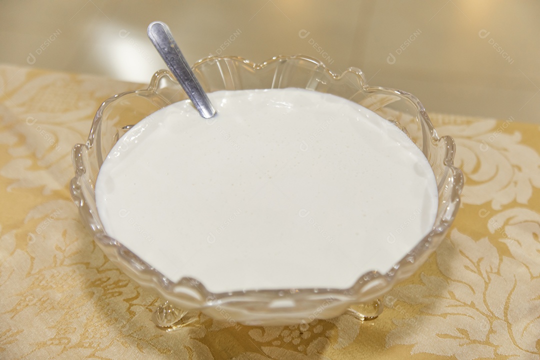 Pote de vidro com molho branco mesa madeira