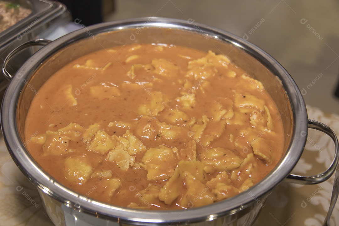 Buchada sobre uma panela de alumínio