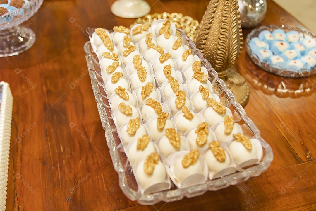 Doces comida sobre uma mesa de madeira casamento