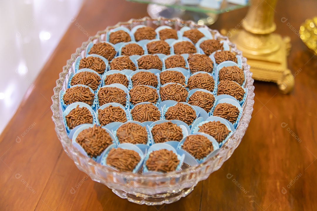 Comida doce sobre tigela uma tigela mesa madeira